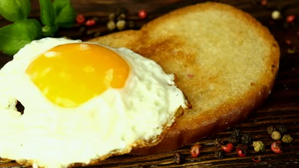 Cozinhar sanduíche ou bruschetta com feijão vermelho e ovo frito em pão torrado. — Vídeo de Stock