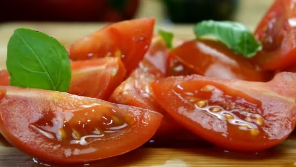 Tomate cherry en rodajas en trozos en tabla de cortar de madera para preparar deliciosa comida. Cocina casera. Muñeca de izquierda a derecha. Primer plano. — Vídeo de stock