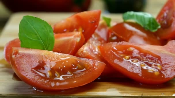 Pokrojone pomidory wiśniowe na kawałki na drewnianej desce do przyrządzania pysznego jedzenia. Kuchnia. Od lewej do prawej lalki. Zbliżenie. — Wideo stockowe