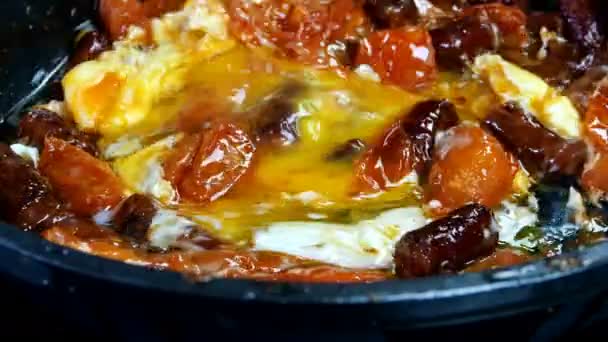 As linguiças de caça gordurosas deliciosas, o ovo de frango e os tomates fatiados fritam-se na panela de ato de fritar no óleo vegetal. Comida nutritiva rápida. Cozinha caseira. Close-up. — Vídeo de Stock