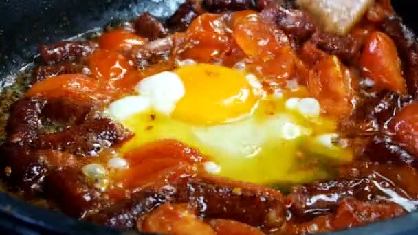 Deliciosas salchichas de caza, huevo de gallina y tomates en rodajas se fríen en sartén en aceite vegetal. Comida rápida y nutritiva. Cocina casera. Primer plano. — Vídeos de Stock