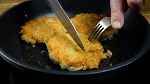 Panqueques tostados crujientes de corteza dorada de papa o deruny frito en aceite hirviendo en sartén. Sabroso draniki. Comida europea tradicional. Cocina doméstica. Primer plano. — Vídeo de stock