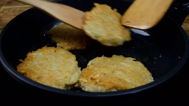 Crêpes de pommes de terre dorées croûte croustillante grillée ou deruny frit dans de l'huile bouillante dans une poêle. Des draniki savoureux. Nourriture européenne traditionnelle. Cuisine domestique. Gros plan. — Video