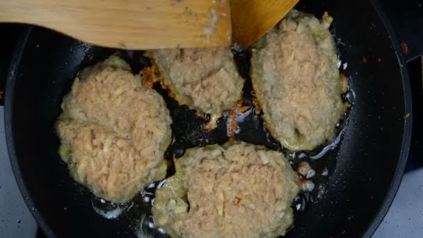 Panqueques tostados crujientes de corteza dorada de papa o deruny frito en aceite hirviendo en sartén. Sabroso draniki. Comida europea tradicional. Cocina doméstica. Comida de arriba abajo. Vista superior. Primer plano. — Vídeos de Stock