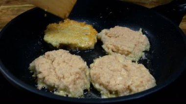 Kızarmış kıtır kıtır patates gözlemesi mi yoksa kızartma tavasında kızgın yağda kızartılmış deruni kızartma mı? Lezzetli draniki. Geleneksel Avrupa yemekleri. Ev mutfağı. Yakın plan..