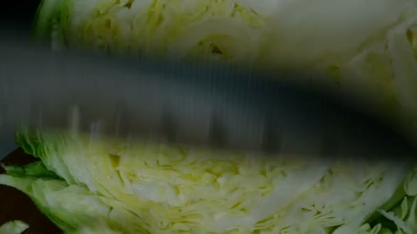 Cortando repolho branco em fatias com faca de cozinha para salada de legumes. Repolho saudável fresco para comer e cozinhar. Cozinha doméstica. Close-up. — Vídeo de Stock