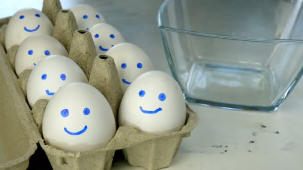 Chef mãos em luvas de proteção de borracha tomar ovos de galinha branca da bandeja de ovos de papelão e quebrá-lo para cozinhar café da manhã. Cozinha doméstica. Close-up. — Vídeo de Stock