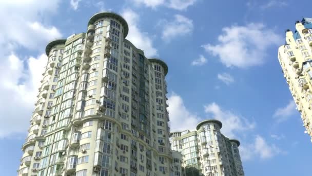 Típicos edificios de apartamentos de gran altura con balcón y ventanas. Arquitectura contemporánea. Muñeca de izquierda a derecha. Enfoque selectivo. Primer plano. — Vídeos de Stock