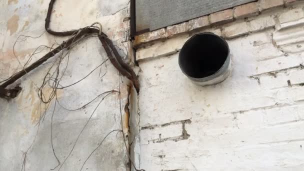 Sistema de ventilação antiquado estragado num antigo edifício industrial abandonado. Direita para a esquerda em movimento. Close-up. — Vídeo de Stock