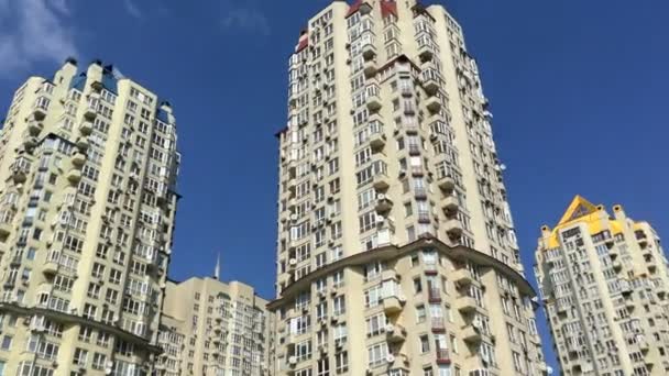 Típicos edificios de apartamentos de gran altura con balcón y ventanas. Arquitectura contemporánea. De derecha a izquierda. Enfoque selectivo. Primer plano. — Vídeo de stock