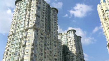 Tipik yüksek katlı, balkonlu ve pencereli apartmanlar. Çağdaş mimari. Soldan sağa bebek. Seçici odaklanma. Yakın plan..