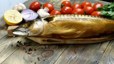 Kiraz domatesleri, soğan, mantar ve maydanozun yanındaki ahşap masada nefis füme balık uskumrusu. Sağlıklı Akdeniz yemek tarifi. Yakın plan..