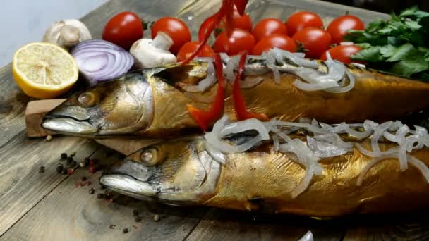 Вкусная копченая рыбная скумбрия перед подачей. Рядом с помидорами черри, луком, грибами и петрушкой. Рецепт здоровой средиземноморской еды. Крупный план. — стоковое видео