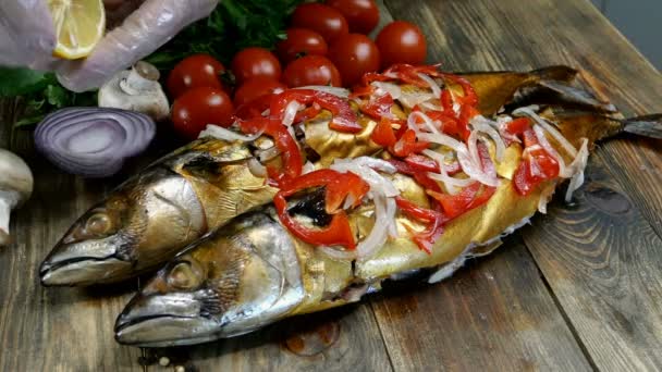 Chef gießt geräucherte Makrele mit ausgepresstem Zitronensaft. Neben Kirschtomaten, Zwiebeln, Pilzen und Petersilie. Rezept für gesunde mediterrane Küche. Nahaufnahme. — Stockvideo