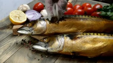 Lezzetli füme balık uskumrusu servis etmeden önce üzerine doğranmış soğan serpiyor. Kiraz domatesleri, soğan, mantar ve maydanozun yanında. Sağlıklı Akdeniz yemek tarifi. Yakın plan..