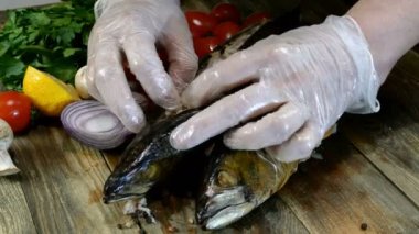 Şef keser ve füme uskumru doğranmış soğan ve dolgu biberi doldurur. Kirazlı domates, soğan, mantar ve maydanozun yanında. Sağlıklı Akdeniz mutfağı tarifi. Yakın plan..