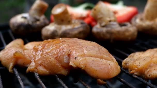 Friggere la bistecca di petto di pollo marinata cotta alla griglia o alla griglia. Con peperoni vegetali e funghi. Primo piano. — Video Stock