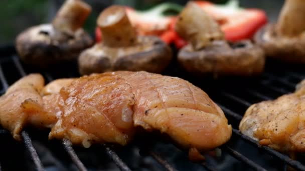 Smażenie marynowany stek piersi kurczaka gotowane na grillu lub grilla siatki. Z papryką warzywną i grzybami. Zbliżenie. — Wideo stockowe