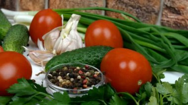 Basit sağlıklı vejetaryen salatası için lezzetli taze sebzeler. Lahana, domates, soğan, sarımsak, maydanoz ve dereotu. Sağlıklı yiyecekler için sağlıklı malzemeler. Seçici odak.