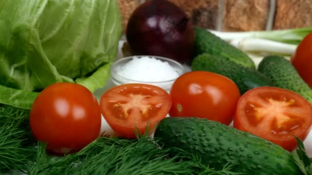 Deliziose verdure fresche per una semplice insalata vegetariana estiva sana. Cavolo, pomodori, cipolle, aglio, prezzemolo e aneto. Ingredienti sani per un cibo sano. Focus selettivo. — Video Stock