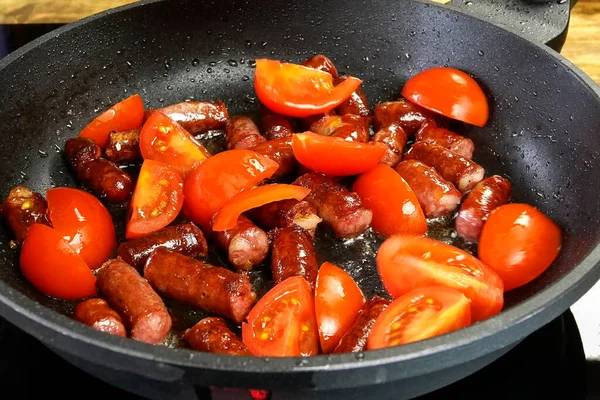 맛있는 지방질의 소시지 도마도 기름으로 프라이팬 튀긴다 즉석식품 클로즈업 집안으로 — 스톡 사진