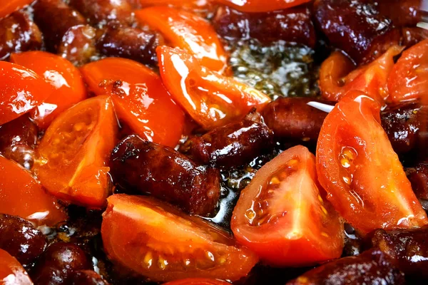 Delicious Fatty Hunting Sausages Cut Pieces Sliced Tomato Fried Frying — Stock Photo, Image