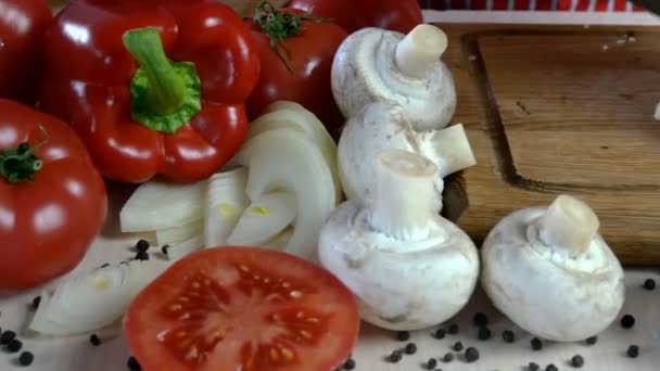 Šéfkuchař krájí houby s velkým ostrým kuchyňským nožem na dřevěné sekací desce pro přípravu jídla. Zdravý stravovací koncept. Pracovní proces vaření. Dolly shot. — Stock video