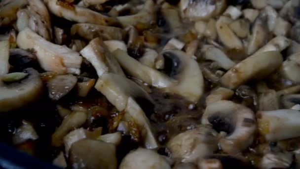 I funghi finemente tritati vengono fritti in padella in olio vegetale o di oliva bollente. Cucina domestica. Dolly ha sparato. Primo piano. — Video Stock