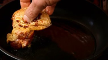 Baharatlı tavuk kanadı turşusu kızartma tavasına konur ve kaynamış sebze yağında altın kahverengiye kadar kızartılır. Lezzetli bir ev mutfağı ya da sokak yemeği. Yakın plan..