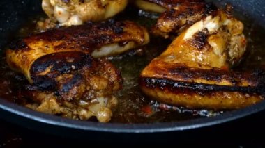 Kızartma tavasında baharatlı tavuk kanatları haşlanmış sebze yağında altın kahverengiye kadar kızartıldı. Lezzetli bir ev mutfağı ya da sokak yemeği. Yakın plan..