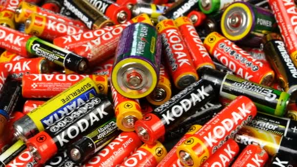 Kiev, Ukrayna, Mayıs 2021: Dünya gezegeninin kirlenmesini önlemek için birçok farklı üreticilerin tek kullanımlık çok renkli bataryalarını kullandılar. Dolly vurdu.. — Stok video