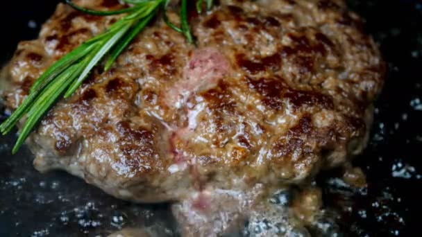 Kochen gegrillte gebratene saftige Rind- oder Schweineschnitzel für leckere Burger aus Hackfleisch. Auf heißem Speiseöl in der Pfanne braten. Fleisch gebraten in der Küche. Nahaufnahme. — Stockvideo