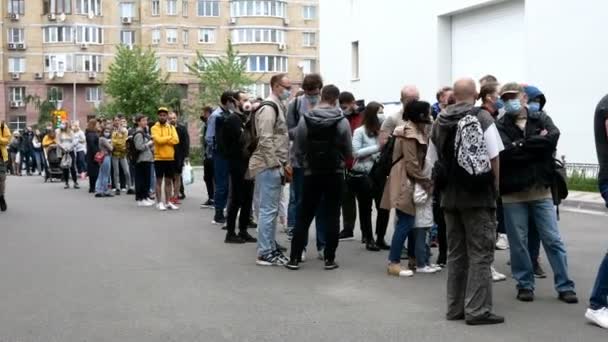 Kiev, Ukraine, mai 2021 : - Résidents de la ville debout pour la vaccination Covid-19 au centre de vaccination à Expo Centre sur Brovarskyi Avenue. Texte Centre de vaccination contre le coronavirus en Ukraine. — Video