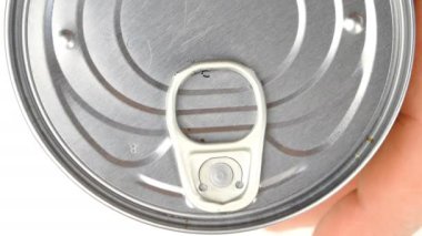 El, salamura edilmiş metal teneke mısır konservesini sebzelerle açar. Metal kapağı kaldırıyor. Sağlıklı vejetaryen ya da vejetaryen konserveleri. Üst Manzara. Yakın plan..