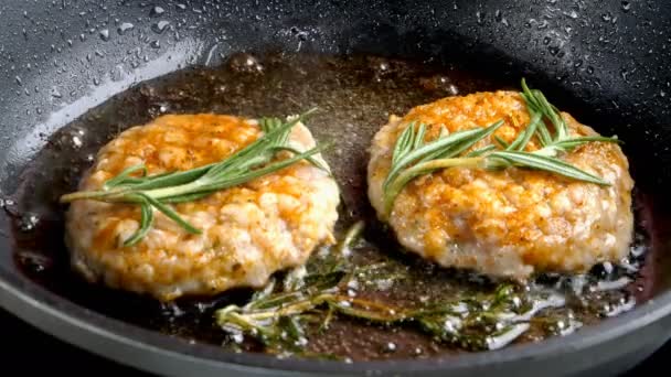 Chef prépare escalope de poulet pour hamburger dans la cuisine domestique sur poêle. Tourner la viande hachée dans une poêle chaude avec de l'huile avec une spatule et une fourchette. Gros plan. — Video