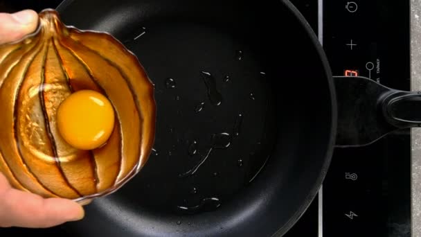Despejar gema de ovo na panela quente e cozinhar ovos fritos. Ovos a cozinhar. Simples saboroso conceito de preparação de alimentos caseiros. Close-up. — Vídeo de Stock