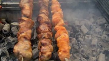 Döner şiş kebap ya da kömürde pişen şiş kebap. Açık havada pişirilmiş marine edilmiş ızgara et. Sokak pazarında açık ızgara. Yakın plan..