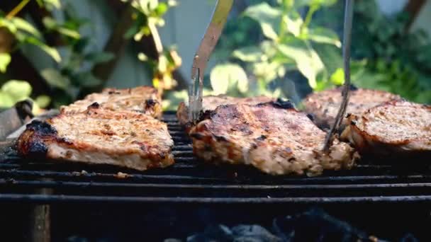 Fritar pedaços suculentos de carne fresca de porco no pescoço carne preparada na grelha ou churrasqueira ao ar livre na natureza no quintal. Fumar carvão vegetal. Close-up. — Vídeo de Stock