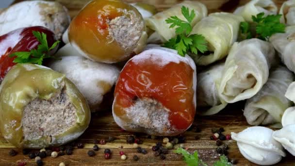 Gefrorene Halbfabrikate, gefüllte Paprika, Kohlrouladen, Knödel und Pfannkuchen liegen auf der Theke im Markt oder auf dem Tisch in der heimischen Küche. Dolly erschossen. Nahaufnahme. — Stockvideo