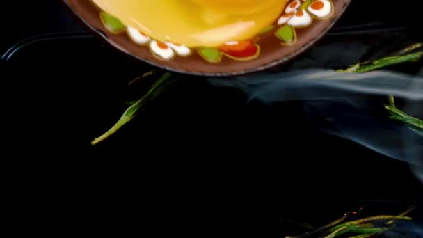 Свежеобжаренное яйцо на сковороде с розмарином, питающим сбалансированную пищу на домашней кухне. Приготовление завтрака на английском или французском языке. Крупный план. — стоковое видео
