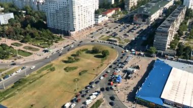 Kiev, Ukrayna, Mayıs 2021: - Kiev 'deki Minsk Meydanı yakınlarındaki Obolonskyi Bulvarı' nda Dream Town süpermarketinin ilk binasının girişine bakan hava manzarası. Geniş açı.