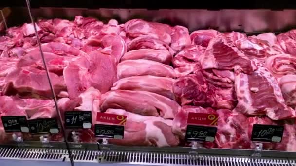 Kiev, Ucrania, julio de 2021: - Diferentes jugosas y de calidad de carne cruda en el mostrador para la venta en la carnicería. Carne picada almacenada. Fondo alimenticio. Enfoque suave selectivo. — Vídeos de Stock