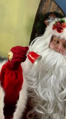 Neşeli Noel Baba Noel ve yeni yıl tatillerinde uzaktan tebrik ediyor. Dikey video.