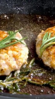 Şef hamburger için tavuklu pirzola hazırlıyor. Mutfakta kızartma tavasında. Sıcak tava dikey videoda kıyma yapmak. Yakın plan..