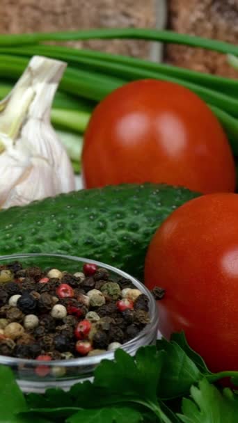 Deliciosas verduras frescas para una ensalada vegetariana sencilla y saludable en verano. Col, tomate, cebolla, ajo, perejil y eneldo. Ingredientes saludables para una comida saludable. Vídeo vertical. — Vídeo de stock