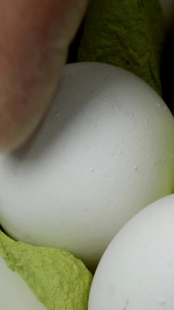 Chefs Χέρι Λαστιχένια Προστατευτικά Γάντια Λάβει Δύο Λευκά Αυγά Κοτόπουλου — Αρχείο Βίντεο