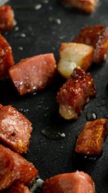 Lezzetli sıcak yemekler pişirmek. Kızarmış yumurta veya omlet ve kıtır kıtır, domuz pastırmalı sosis kızartma tavasında sıcak yağda kızartılır. Dikey biçim.