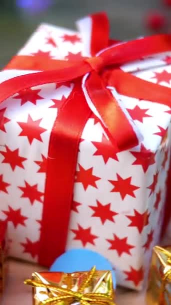 Dekoratif Noel ya da yeni yıl hediyeleri kutuları ahşap bir stantta daireler çizer. Noel tatlısı olarak kullan. Dikey biçim. — Stok video