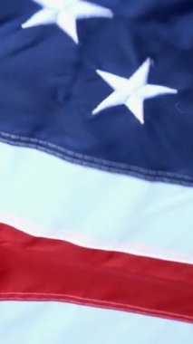 Rüzgarda, yıldızlarda ve şeritlerde dalgalanan, Amerika Birleşik Devletleri bayrağı. Kırmızı, beyaz ve mavi. 4 Temmuz konsept geçmişi. Özgürlük ve demokrasinin sembolü. Twitch. Dikey biçim.