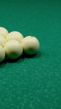 Top bilardo masasındaki piramit toplarını kırıyor ve Rus bilardo oyununa başlıyor. Seçici odaklanma. Dikey biçim.
